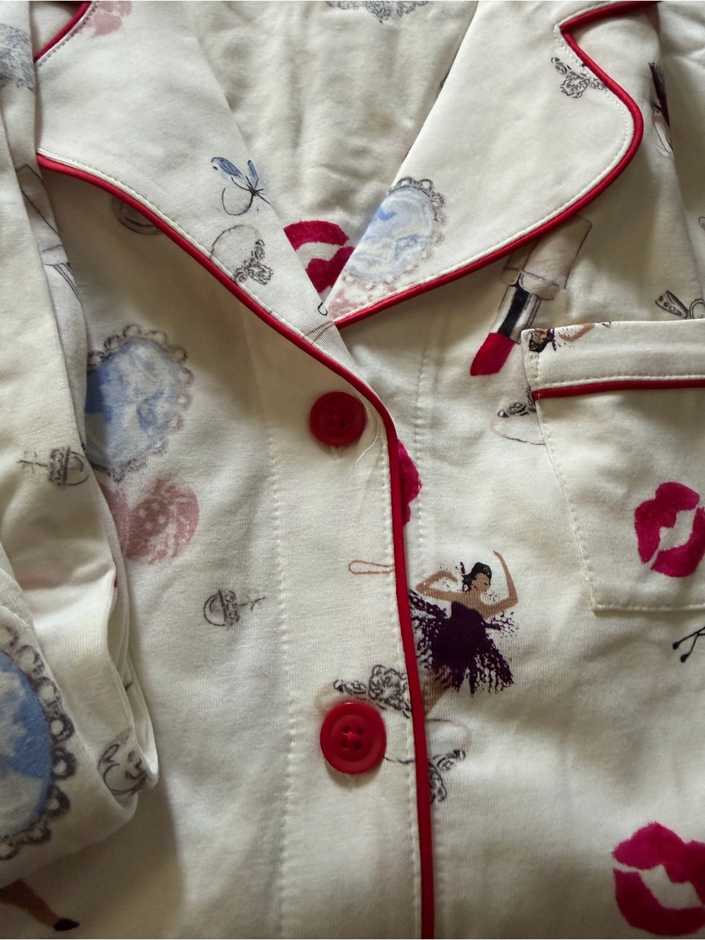 Soma Cream Pajama Set with Red Lipstick & Kiss Print - Picture 3 of 5